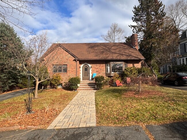 Building Photo - 10 Webster St