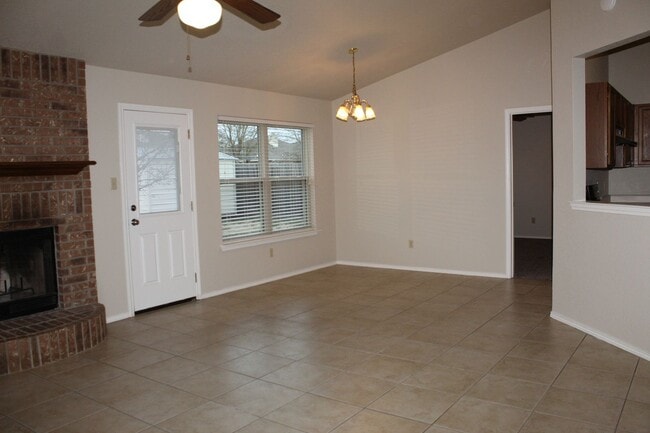 Building Photo - 4 BEDROOM, EASY COMMUTE