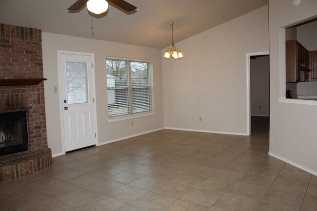 Foto del edificio - 4 BEDROOM, EASY COMMUTE