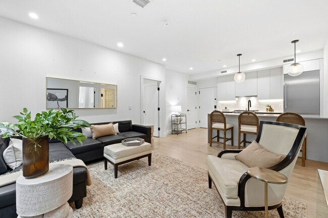 Foto del edificio - 472 W Broadway