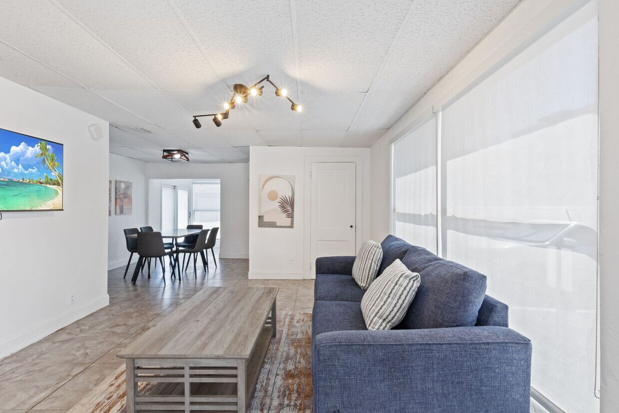 Foto principal - Charming 2-Bedroom Single-Family Home with...