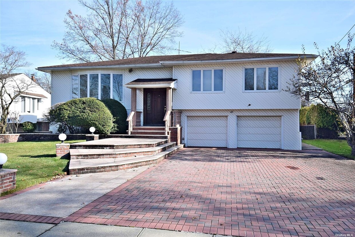 60 Shelbourne Ln, Manhasset Hills, NY 11040 House Rental in Manhasset