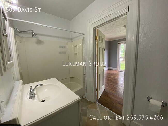 Building Photo - 509 Davis St