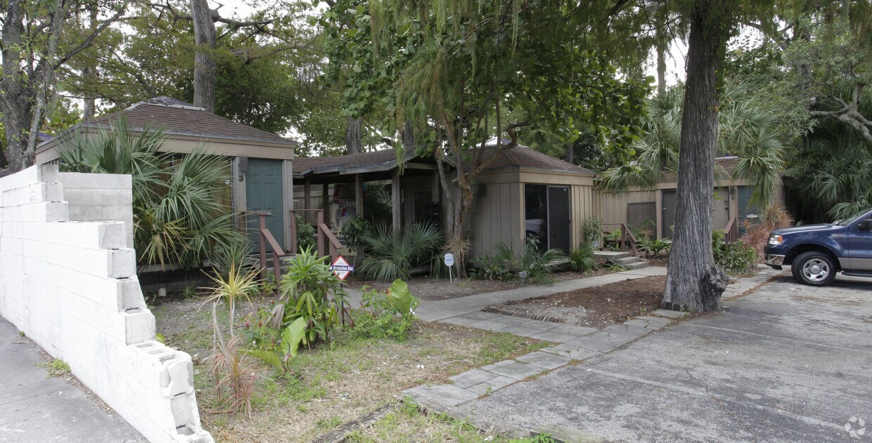 Building Photo - 3121 N Andrews Ave