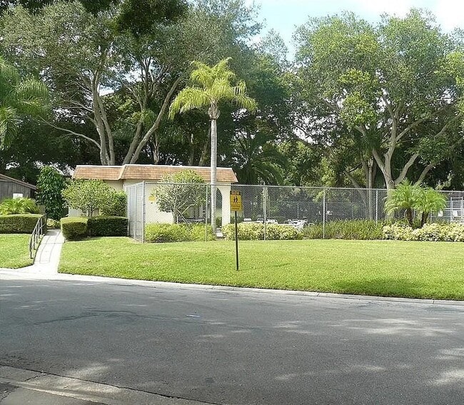 Building Photo - 2932 Eastwood Dr