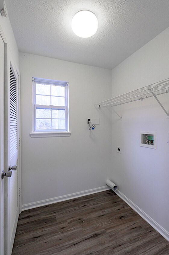 Foto principal - Newly updated 3 bedroom and 2 bath Cape Cod