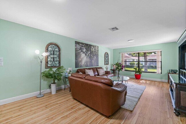 Foto del edificio - 9825 Walnut Tree Way