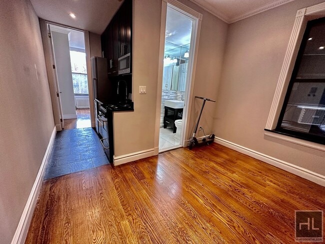 Building Photo - Mott Street