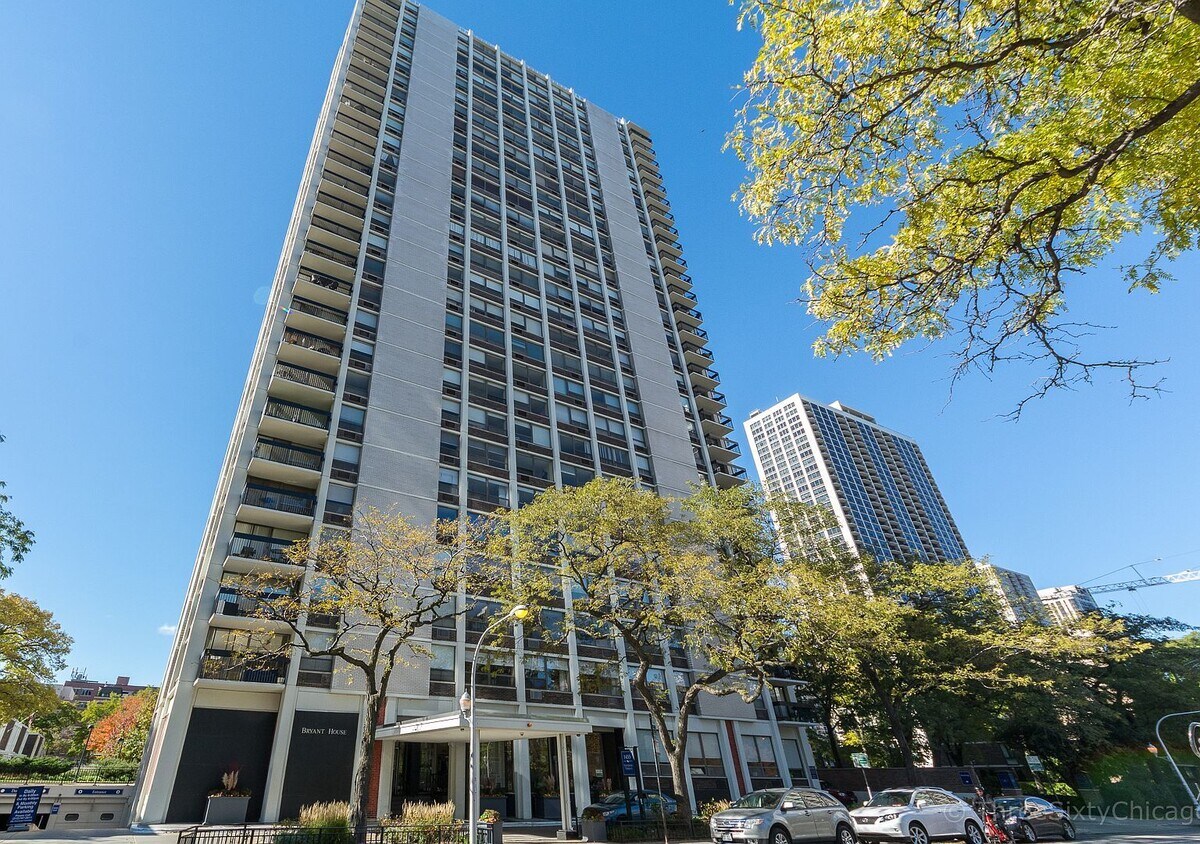 Foto principal - 1455 N Sandburg Terrace