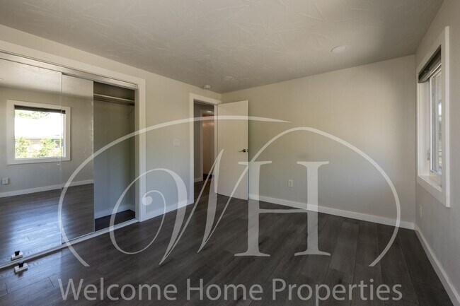 Building Photo - 4 E Walnut St