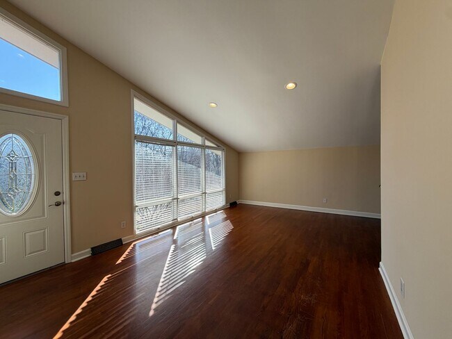 Foto del edificio - Freshly Painted Split-Level Home with Large Deck & Lawn Care Included