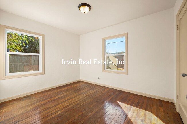 Foto del edificio - A charming 2-bedroom, 1-bathroom home with...