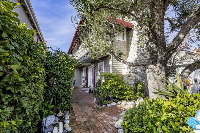 Building Photo - &quot;Charming 4-Bedroom Classic Cottage &amp; Cozy Fireplace in heart of Balboa