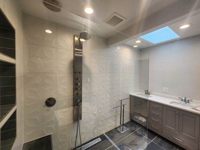 Building Photo - 721 Symphony Woods Dr