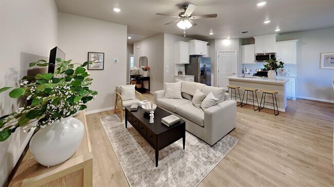 Building Photo - 6801 Labelle Dr