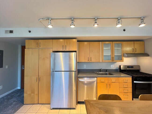 Foto del edificio - Modern Studio with Balcony, In-Unit Laundry, and Prime Lloyd District Location!