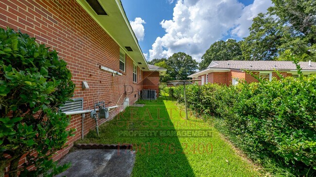 Building Photo - 1819 Rosemary Ln