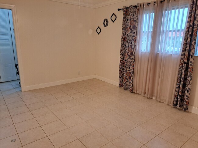 Foto del edificio - 5800 Fernley Dr W