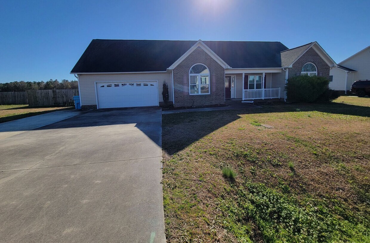 Beautiful Fenced In Home with a Bonus Room... House Rental in