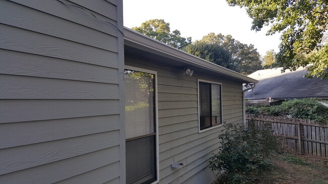 Building Photo - 130 Creekmont Way
