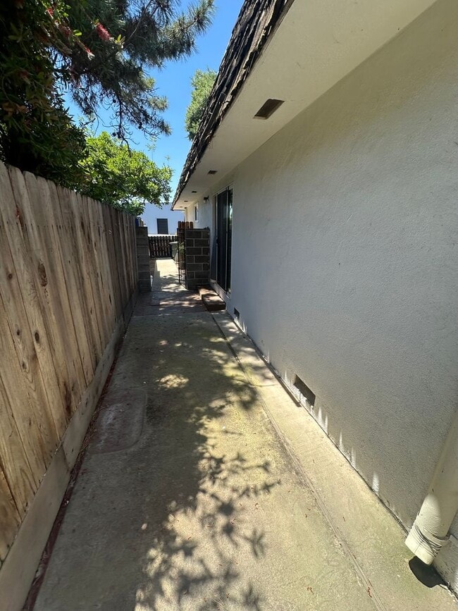 Building Photo - 2412 Vera Cruz Dr