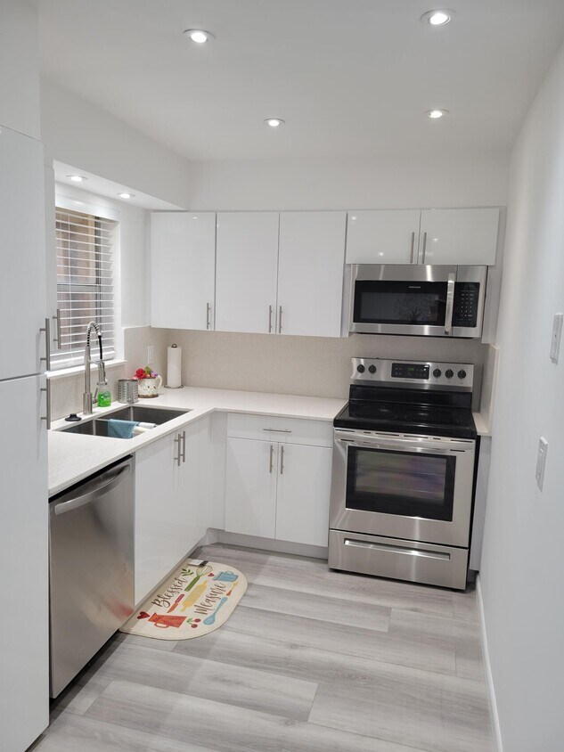 Foto principal - 469 Lake Frances Dr
