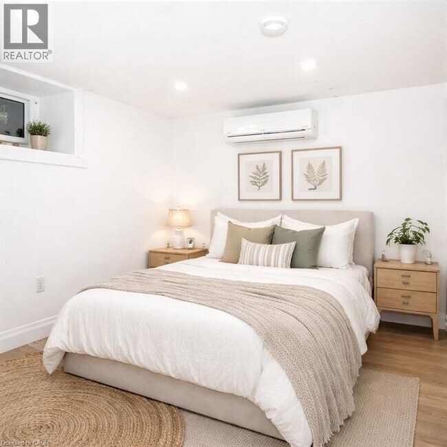 Photo du bâtiment - 249 Emerald St N