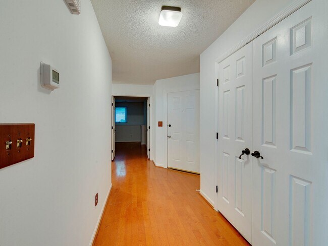 Building Photo - Amenity rich water front condo ready for m...