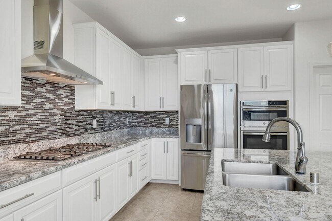 Building Photo - Stunning 4 Bedroom with Mountain Views!