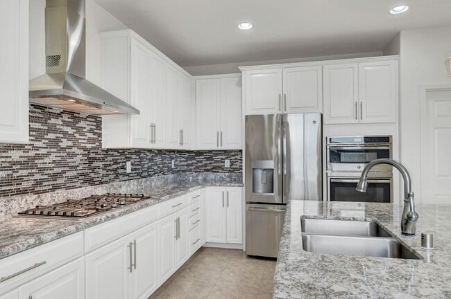 Foto del edificio - Stunning 4 Bedroom with Mountain Views!