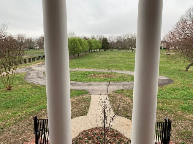 Foto del edificio - 5000 Square Feet on 7 Acres in Heart of Franklin