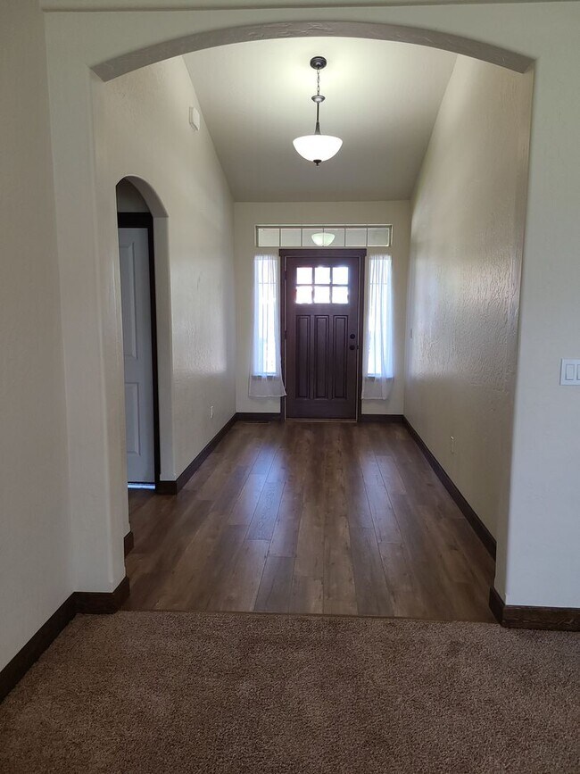 Foto del edificio - Beautiful Custom 3 bedroom 2 bath Home for...