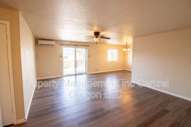 Foto del edificio - 2827 SW Pumice Ave