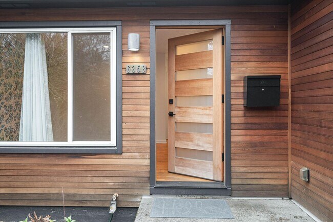 Foto del edificio - Beautiful, modern 4-bdrm/2-bath home in Concordia—Private, urban sanctuary w/ flex spaces