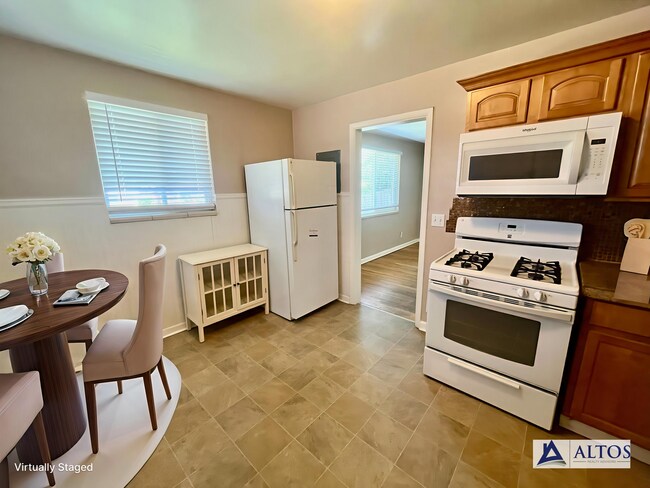 Building Photo - Updated 2 bed 1 bath duplex in Park Hill!