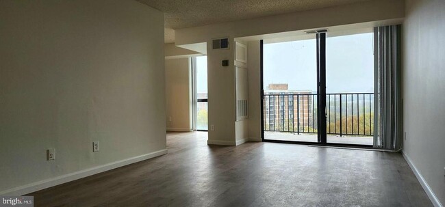 Building Photo - 2311 Pimmit Dr