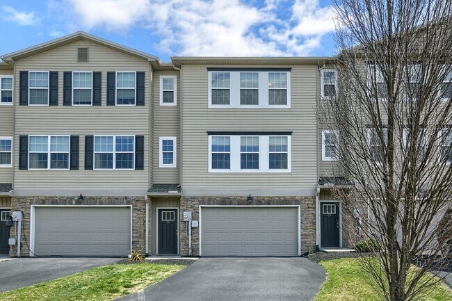 Foto del edificio - Newer build 2,000 sq ft 3/BR 2.5 bath luxury townhome FULLY FURNISHED
