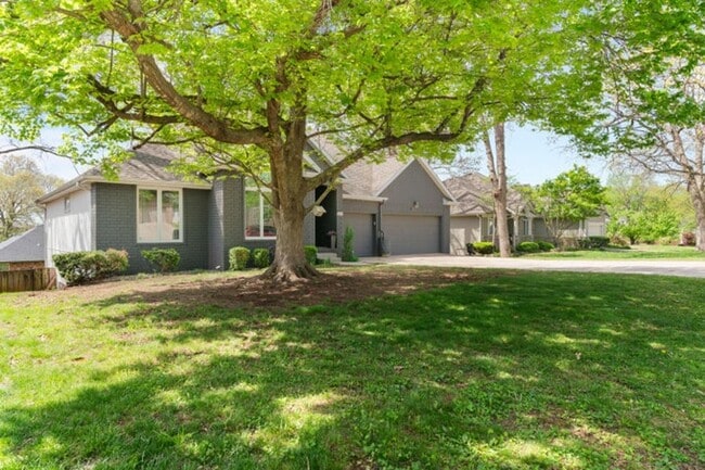 Building Photo - 840 E Gaslight Dr