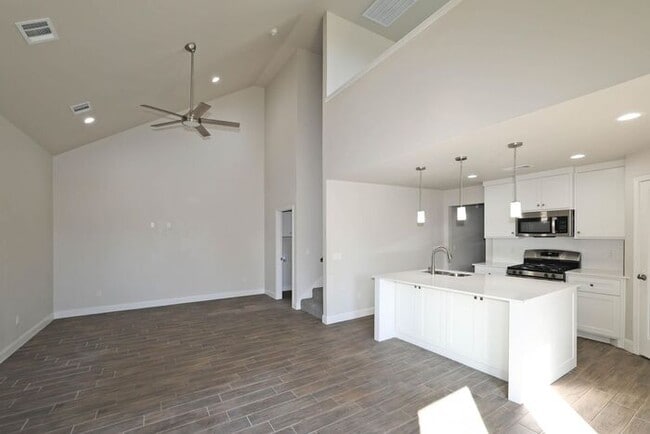 Foto del edificio - 7626 Woodford Ave