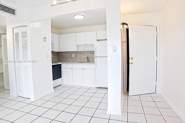 Foto del edificio - 4265 NW S Tamiami Canal Dr