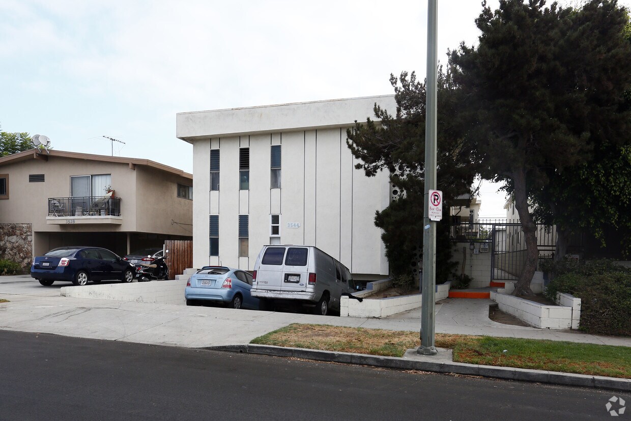 Vinton Royal Apartments 3544 Vinton Ave Los Angeles, CA Apartments