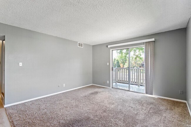 Foto del edificio - REDUCED PRICE! 2 bed / 1 bath - Whispering...