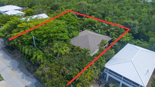 Foto del edificio - 29850 Journeys End Rd