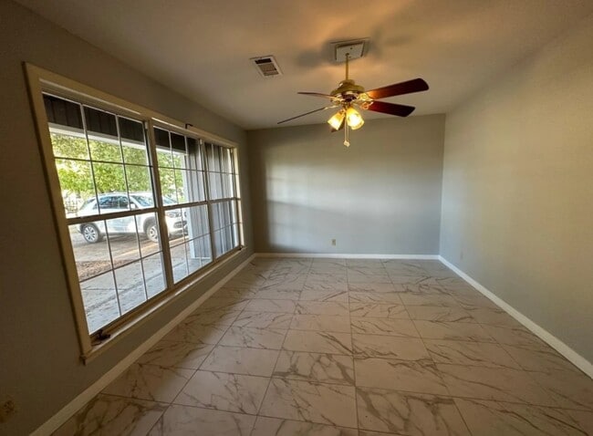 Building Photo - 1707 Avenue E