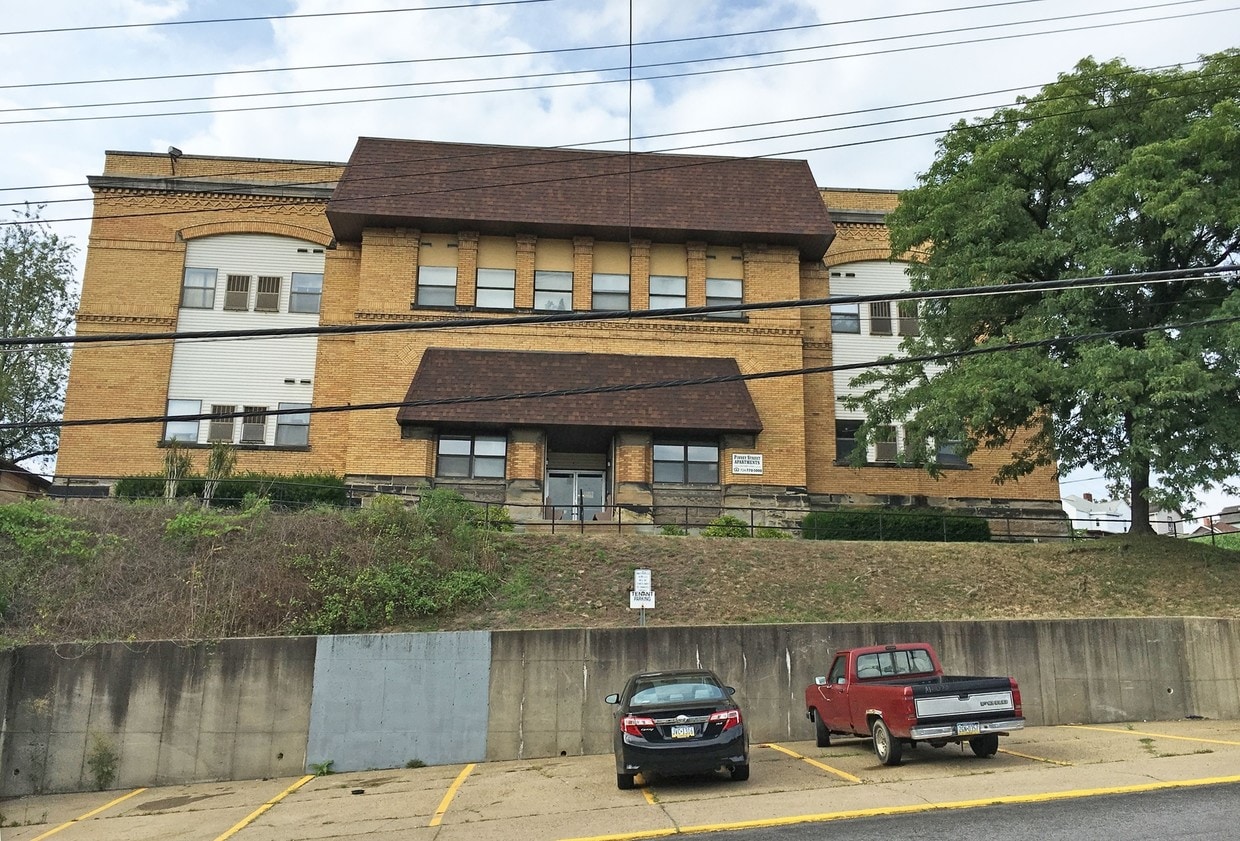 420 Pinney St, Rochester, PA 15074 Apartments in Rochester, PA