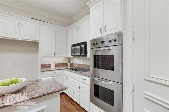 Building Photo - 5929 Kensington Dr