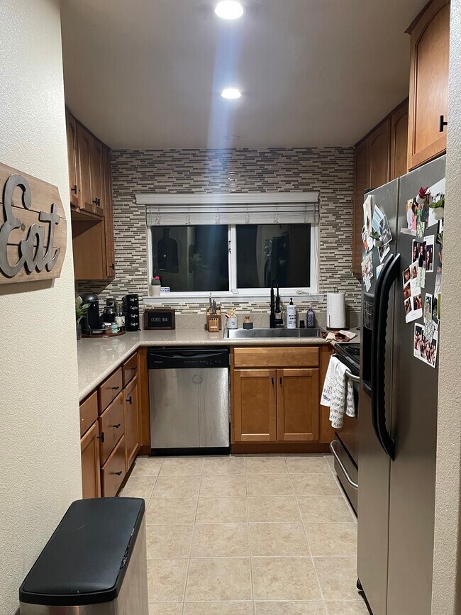 Kitchen (stainless steel appliances) - 225 Burt St