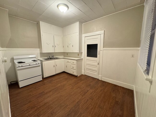 Foto del edificio - Spacious Home in Newton - 2 Bed/1 bath *Op...