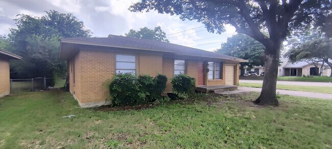Building Photo - 3-Bedroom Home for Lease in Prime Location