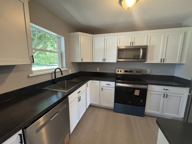 Building Photo - 842 A Woodcrest Dr